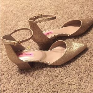 Betsey Johnson gold pointy glitter shoes Size 7